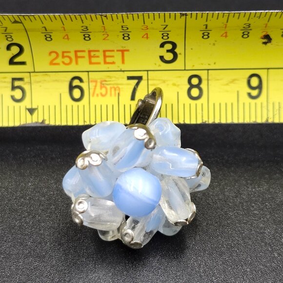 Beautiful Vintage Unsigned Blue Glass and Silver Toned Clip On Earings - Picture 6 of 6